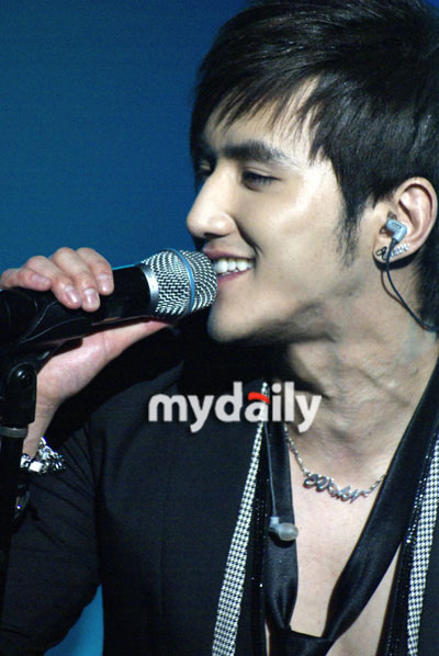 韩国歌手evan17日大学举行首场个人演唱会(图