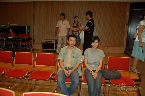 春雷张燕阿宝等歌手参加义演 获世界和平贡献