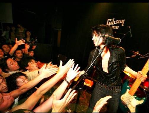 �ֶӽ��ܣ�л��Ц����Ѫ����