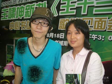 王啸坤深圳宣传新书 亲身体验18级台风威力(图