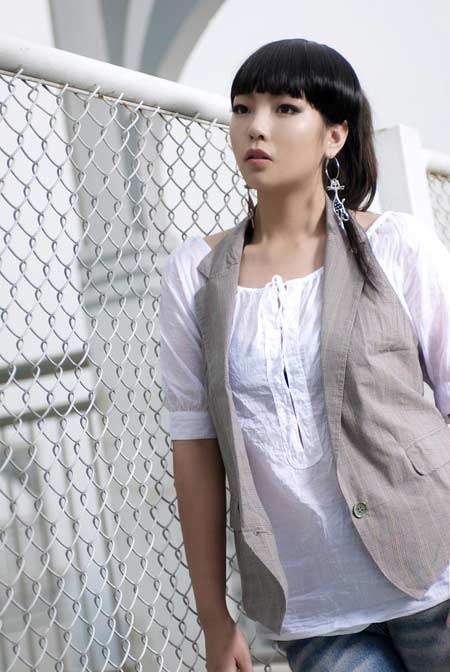 刘芮伊鼓励“草根”歌手:一定要相信自己(图)