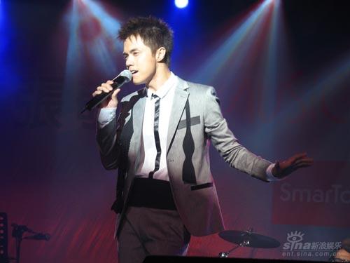 张敬轩以歌回报歌迷 希望下一站在红馆开唱(图
