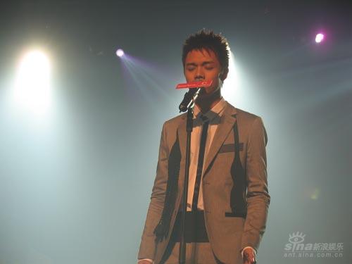 张敬轩以歌回报歌迷 希望下一站在红馆开唱(图