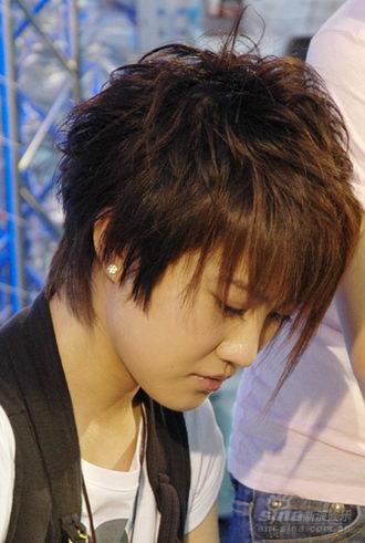 刘力扬签售被歌迷惹哭 谭维维送上大卖花篮【图】