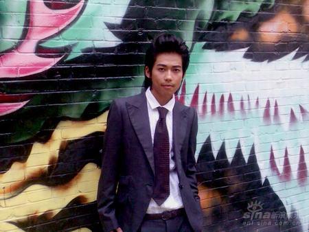 ����������־����ЯREBORN����Ӣ�׷���(ͼ)