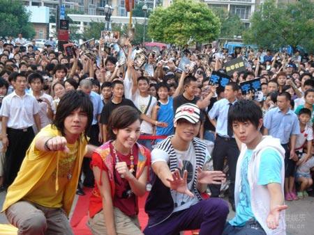 南拳妈妈合肥火热签售 成员皮肤过敏歌迷献爱