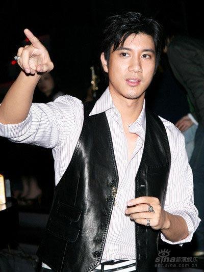 王力宏伤愈亲自导演最新MV 和辣妹火热共舞(