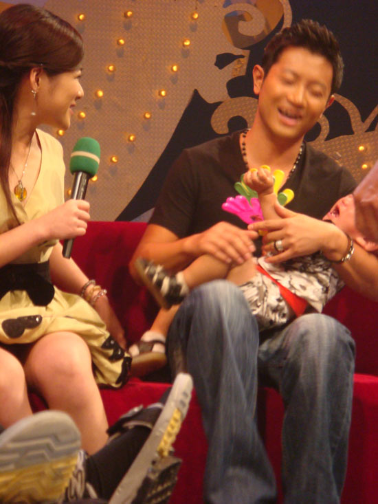 绯闻女友倪睿思暂停通告 罗中旭被传将成未婚