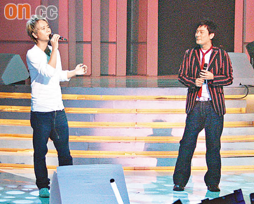 张信哲李克勤互斗唱功 预先在手上写满歌词(图