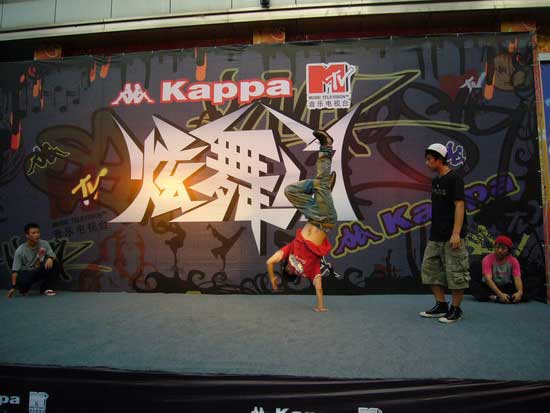 刘力扬助阵炫舞门 担任嘉宾评委变身“牙套妹”