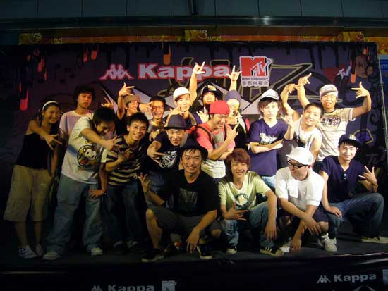 刘力扬助阵炫舞门 担任嘉宾评委变身“牙套妹”