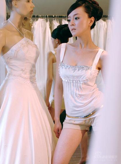 尚华展示小女人风情用歌声引爆金唱片奖(图)_影