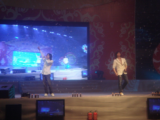 冰火组合耀眼国际动漫周主唱生日大玩COSPL