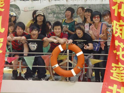 花儿乐队与花蜜共度夏令营 嘻哈打闹其乐融融