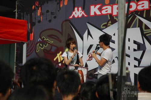 刘力扬香汗淋漓做评委 歌迷高温捧场不言累【图】