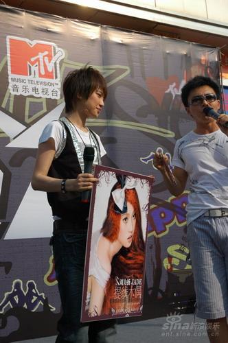 刘力扬香汗淋漓做评委 歌迷高温捧场不言累【图】