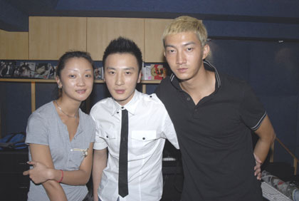 歌手孙铭宇紧锣密鼓录新歌 好友秘密探班(附图