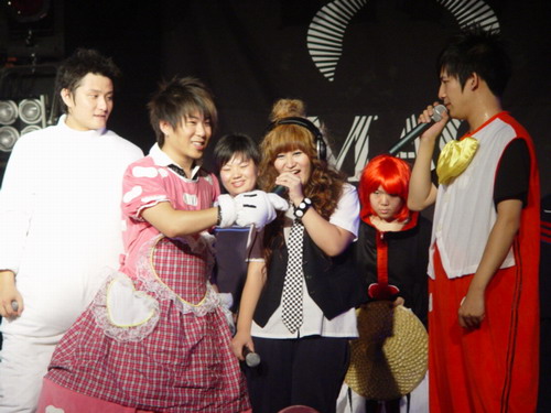 张伟生日会与花蜜同乐 获颁三好生奖状两度落