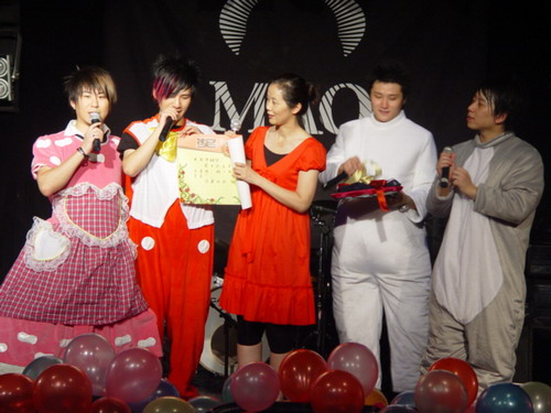 张伟生日会与花蜜同乐 获颁三好生奖状两度落