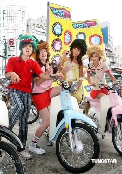 组图:旺福游行街头造势宣传 背棋沿骑楼走唱