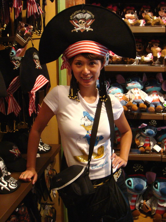 俪音天使高娜香港宣传遭遇加勒比海盗(图)