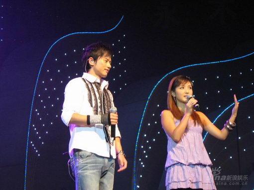 何洁张杰唱响同一首歌默契演绎东北二人转(图)