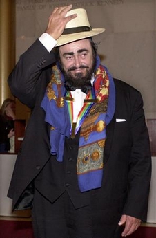 资料图片:歌王帕瓦罗蒂向歌迷脱帽致意