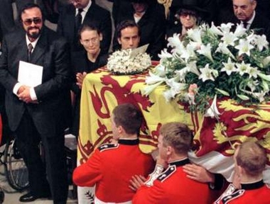 资料图片:帕瓦罗蒂参加戴安娜王妃葬礼