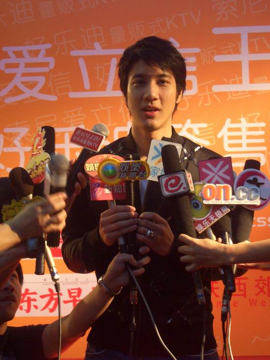 王力宏《改变自己》上海签售会 喜欢做配角(图