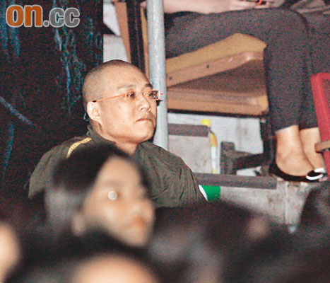 光头林夕呆滞看演唱会为古巨基写歌变抑郁(图)