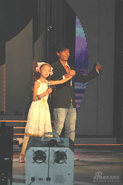 唱响奥运再掀高潮湘海携<em>小女孩</em>用<em>歌声</em>震惊全场