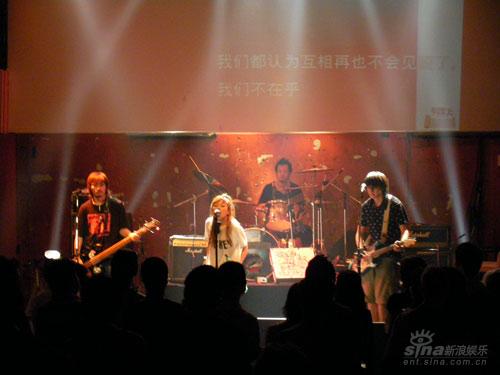 左右糖果枪咖啡因“在路上”巡演燃情上海滩