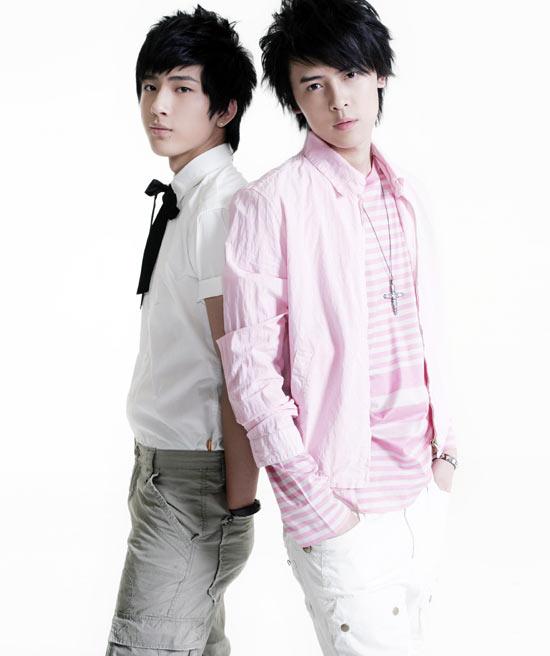 BOBO组合首唱《光荣》 周五助阵型秀决赛(附