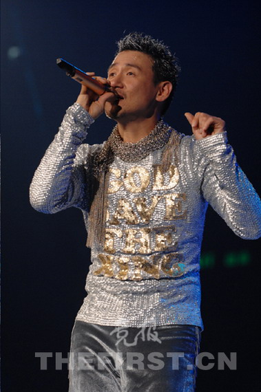 张学友保护嗓子有方 狂吃苹果战北京演唱会(图