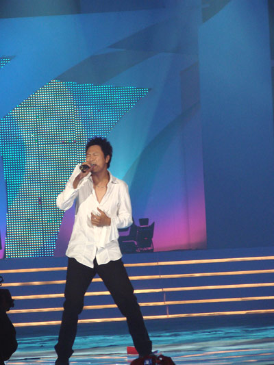 高明骏唱响奥运 成名曲《年轻的喝彩》掀高潮