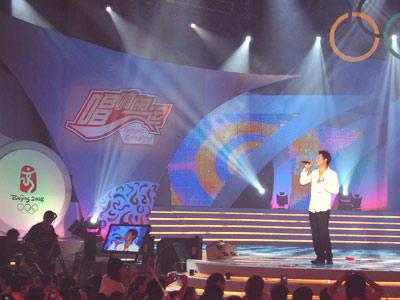 高明骏唱响奥运 成名曲《年轻的喝彩》掀高潮