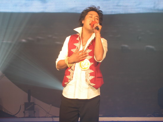 红歌会今晚上演8进6 王镇带来红色歌曲串烧(图