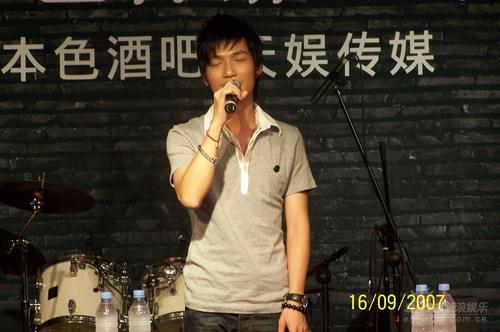 陈楚生回原驻唱酒吧签售 谈及过往潸然泪下(图