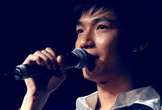 陈楚生重登驻唱酒吧舞台 回忆过去潸然泪下(图