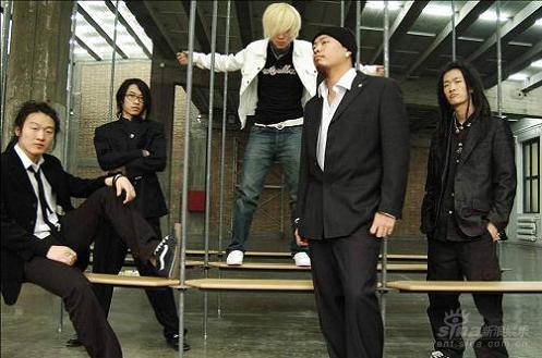 左右乐队难舍歌迷热情 强忍悲痛重返星光(附图