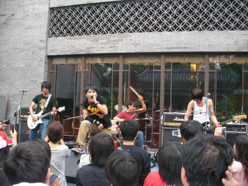 反光镜与糖果枪乐队震撼北京胡同 老外瞠目结