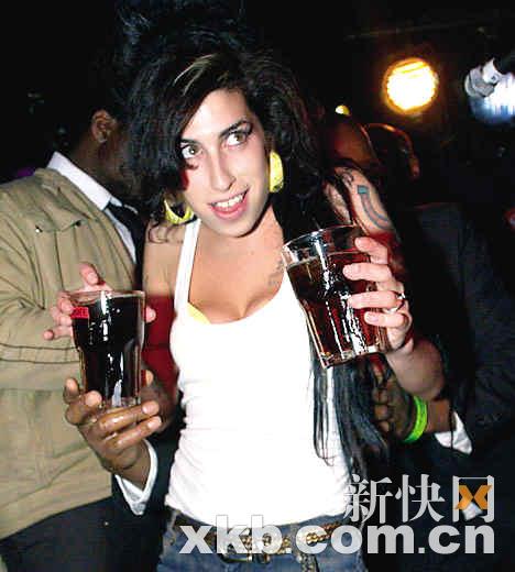 艾米-怀恩豪斯残妆吓坏邮差 吸毒导致未老先衰