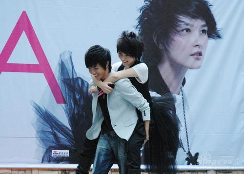 厉娜发片三度落泪天娱老总携快男捧场道贺(图