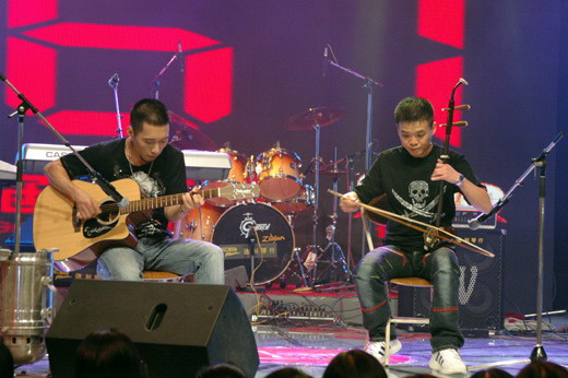 冠军乐队总决赛A组7进5 各乐队才艺表演显身