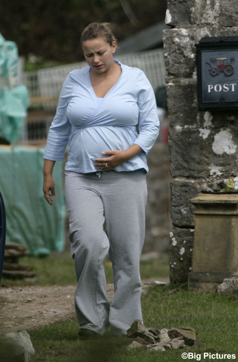 小天后夏洛特诞下千金 足不出户家中分娩(图)