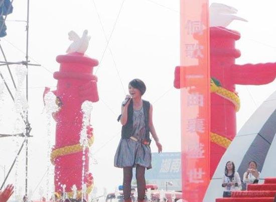 谭维维芷江机场放歌庆和平 新专辑延续中国风