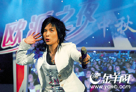潘美辰西装亮相 中秋唱响《我想有个家》(附图