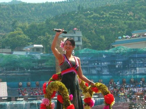 阿朵衣锦回乡献唱大典 专辑录制推迟以保品质