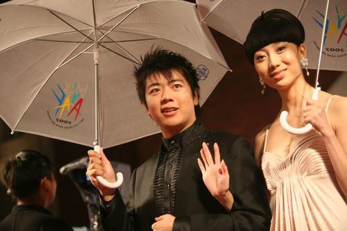 郎朗周杰伦雨中同台 孙燕姿金裙闪耀显娇小【图】