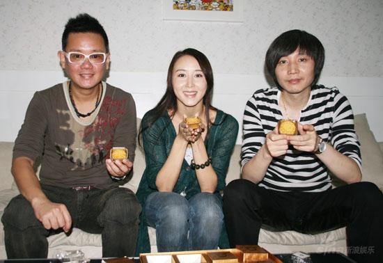 胡静中秋节前忙录音 李思菘护航下月发